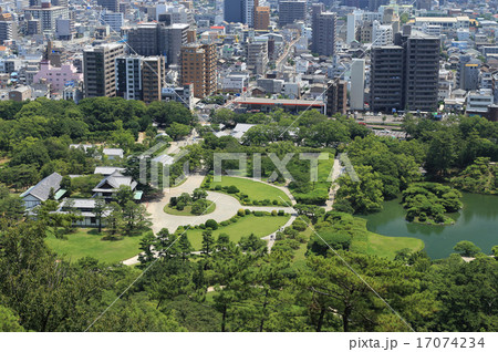紫雲山から見た栗林公園の商工奨励館と東門、南庭北湖、そして中央通りをはさんで高松市街 紫雲山から見た栗林公園の商工奨励館と東門、南庭北湖、そして中央通りをはさんで高松市街 17074234