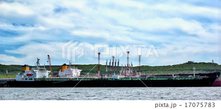 Oil tanker 17075783