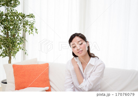 肩が凝った若い女性 肩が凝った若い女性 17076079