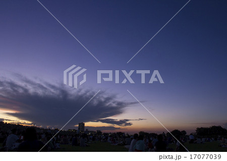 江戸川、夏の夕べ（花火大会直前） 17077039