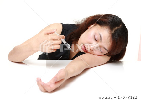 覚醒剤に溺れる女性 覚醒剤に溺れる女性 17077122