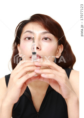 覚醒剤に溺れる女性 17077123