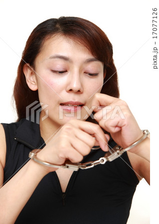 脱走を試みる女性 17077126