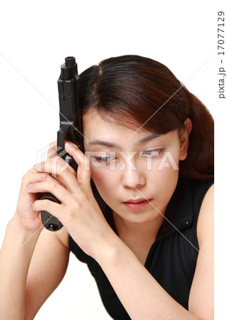 銃を持つ女性 17077129