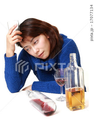 アル中の女性 17077134