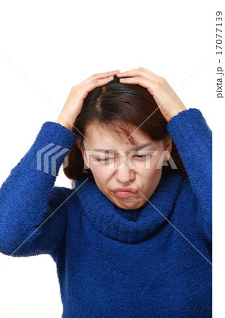 困惑する女性 17077139