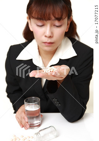 鬱病に苦しむビジネスウーマン 鬱病に苦しむビジネスウーマン 17077215