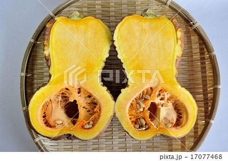 半分に切った鹿ケ谷南瓜 半分に切った鹿ケ谷南瓜 17077468