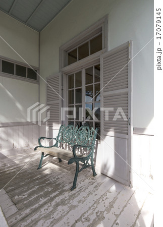 洋館　ベンチ　テラス 17079145