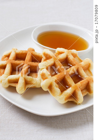 ワッフルとメープルシロップ(縦位置•シロップかかっている) ワッフルとメープルシロップ(縦位置•シロップかかっている) 17079809