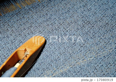 手織り布と杼 17080919