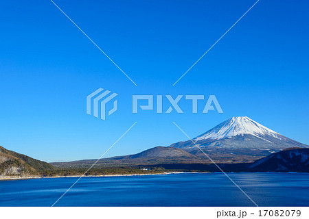 冬の本栖湖と富士山 冬の本栖湖と富士山 17082079