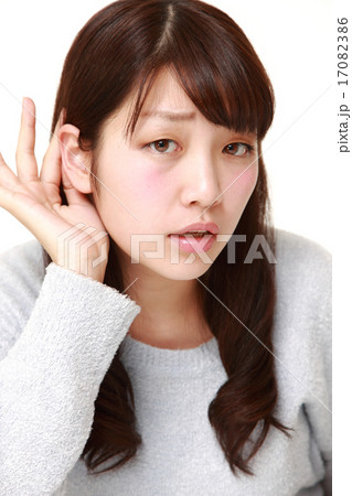 耳を澄ます女性 耳を澄ます女性 17082386
