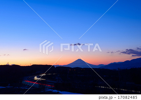 富士山と車の光跡 17082485
