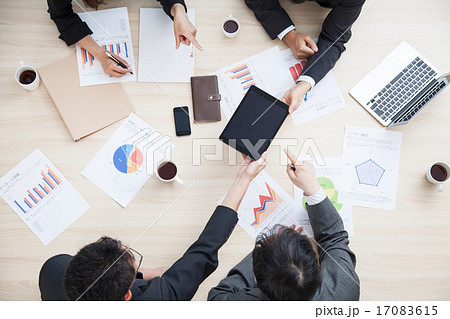 会議　ミーティングシーン　上から　俯瞰 17083615