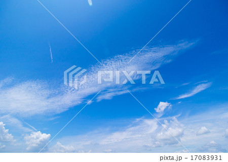 雲　巻積雲　積雲　素材　青い空　白い雲　コピースペース　背景用素材　クラウド　テキストスペース　 17083931