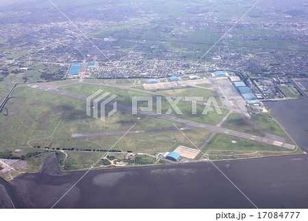 千葉県房総半島の陸上自衛隊木更津駐屯地飛行場と木更津市街地を東京湾上空から望む 千葉県房総半島の陸上自衛隊木更津駐屯地飛行場と木更津市街地を東京湾上空から望む 17084777