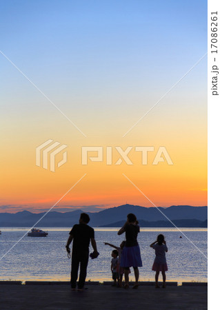 宍道湖に佇む家族 17086261
