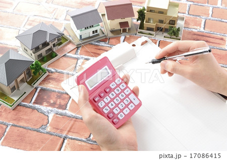 住宅模型と電卓 17086415