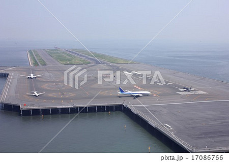 東京湾に浮かぶ羽田空港D滑走路の空撮 東京湾に浮かぶ羽田空港D滑走路の空撮 17086766