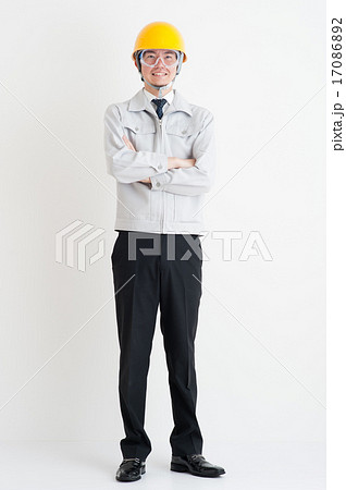 防災イメージ  ヘルメットを被った作業服の男性 17086892