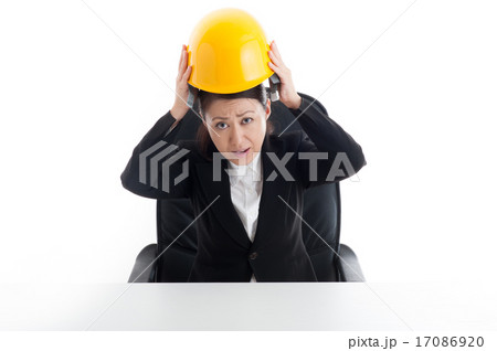 ヘルメットと女性社員 ヘルメットと女性社員 17086920