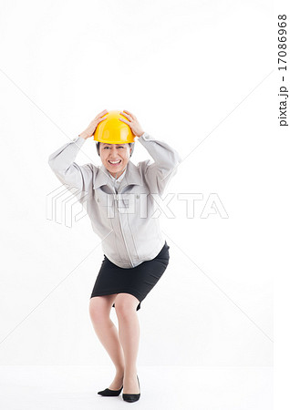 作業着を着た女性 立ちポーズ 作業着を着た女性 立ちポーズ 17086968