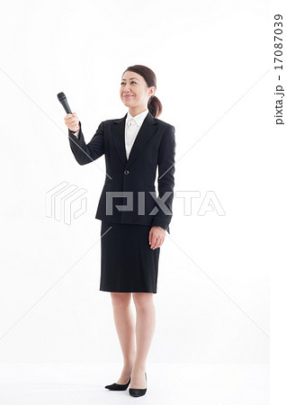 マイクを持っている女性の全身ポーズ 17087039