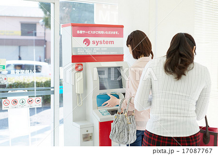 ATMを使う女性 ATMを使う女性 17087767