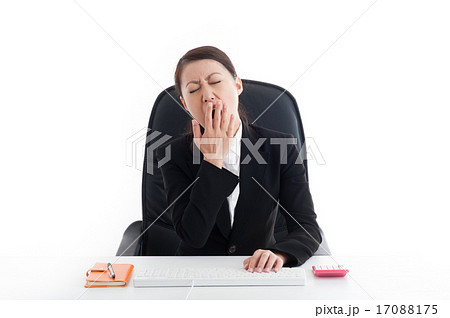 あくびをするスーツの女性 あくびをするスーツの女性 17088175