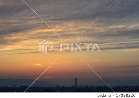 夕焼け 日差し 暗雲 雲 薄明り 電線 空 雨雲 電気 夜空 明り 闇 闇間