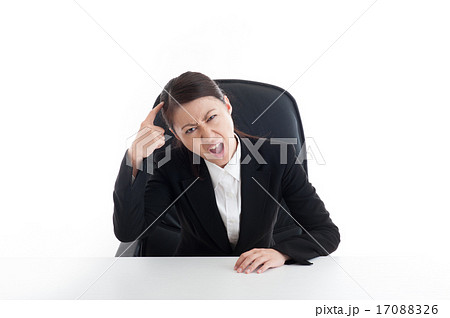 驚いた顔の女性会社員 驚いた顔の女性会社員 17088326