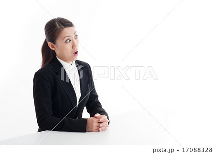 驚いた顔の女性会社員 驚いた顔の女性会社員 17088328