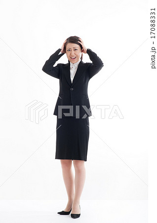 驚いた顔の女性会社員 17088331