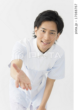 手を差し伸べる優しい介護士 17088767