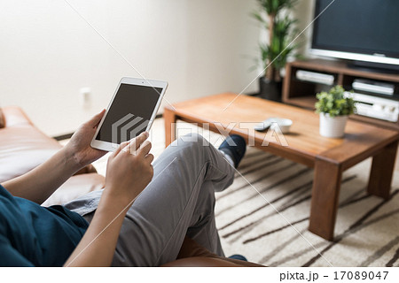 男性とタブレット 男性とタブレット 17089047