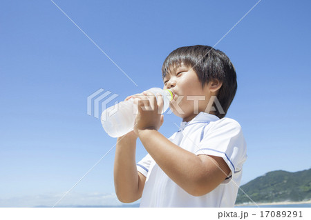 ペットボトルの水を飲む子供 ペットボトルの水を飲む子供 17089291