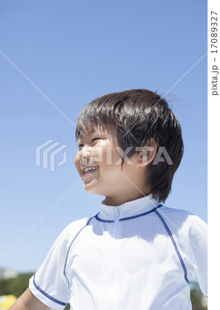 海水浴を楽しむ子供 海水浴を楽しむ子供 17089327