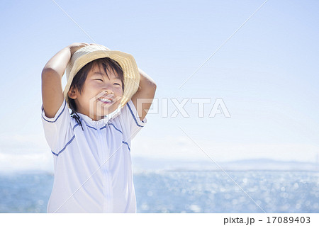 海で遊ぶ子供 17089403