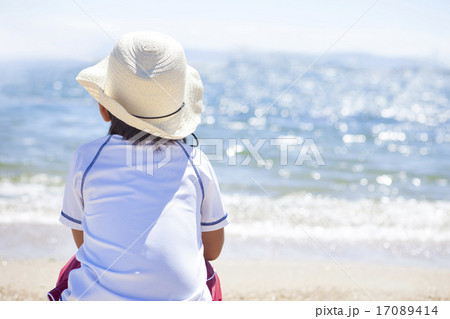 砂浜に座る子供 砂浜に座る子供 17089414