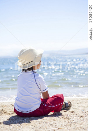 砂浜に座る子供の写真素材 1704