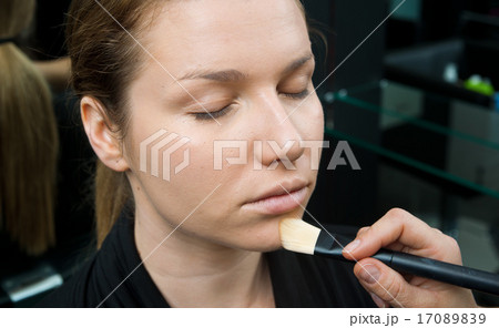 putting make up putting make up 17089839