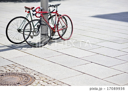 プラーガー通りの赤い自転車（ドイツ・ドレスデン） 17089936