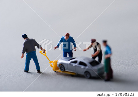 車のメンテナンスをしているミニチュア 17090223