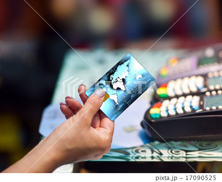 woman hand holding credit card 17090525