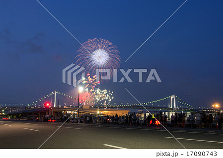 品川埠頭から観るレインボーブリッジと東京湾大華火祭_B 17090743