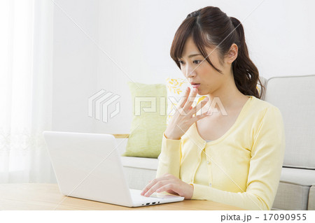 パソコンを操作する若い女性 17090955