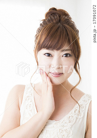 ビューティーイメージ　若い女性 17091072