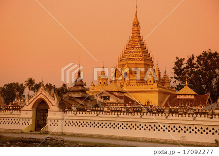 ASIA MYANMAR INLE LAKE NYAUNGSHWN PAGODA ASIA MYANMAR INLE LAKE NYAUNGSHWN PAGODA 17092277