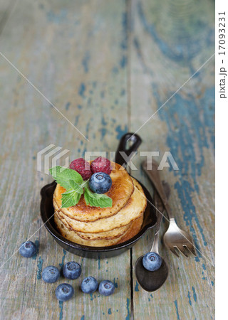 Pancakes with berries 17093231
